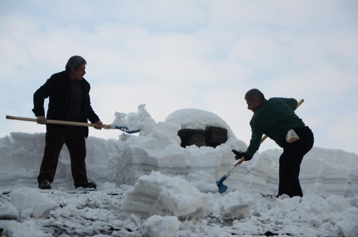 Kar k&uuml;reme ekmek kapıları oldu