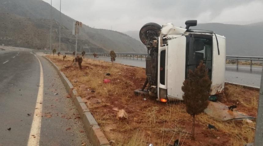 Minib&uuml;s yan yattı