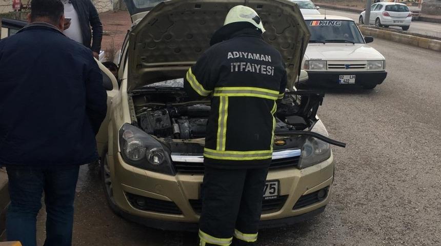 Otomobildeki yangın kısa s&uuml;rede s&ouml;nd&uuml;r&uuml;ld&uuml;