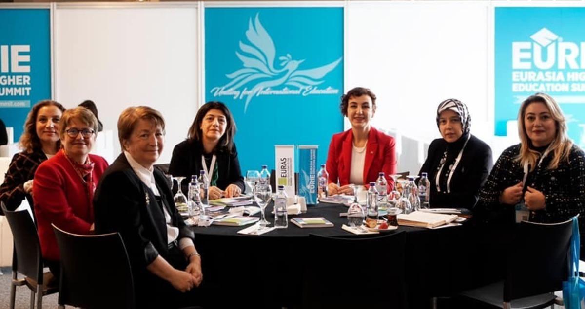 Rekt&ouml;r &Ccedil;akar, Y&uuml;ksek&ouml;ğretim&rsquo;de kadın liderler konulu sunum yaptı