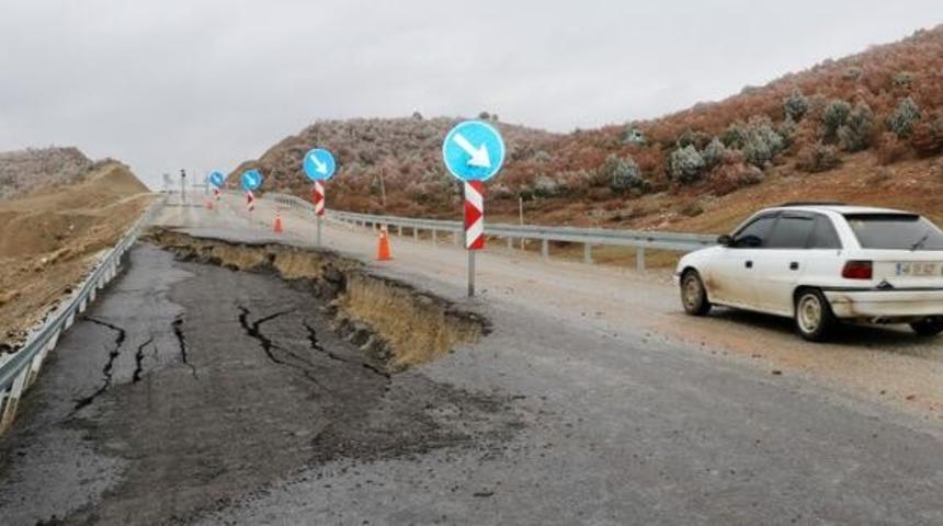 Afyonkarahisar'da yol çöktü! Dev çukur oluştu
