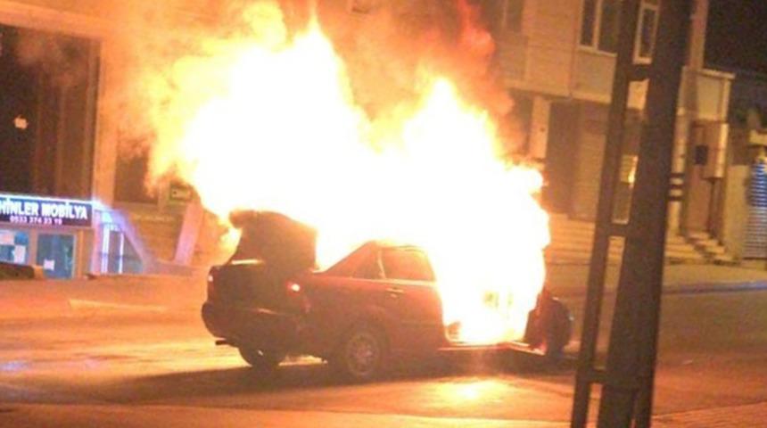 İstanbul'da seyir halindeki otomobil alev alev yandı