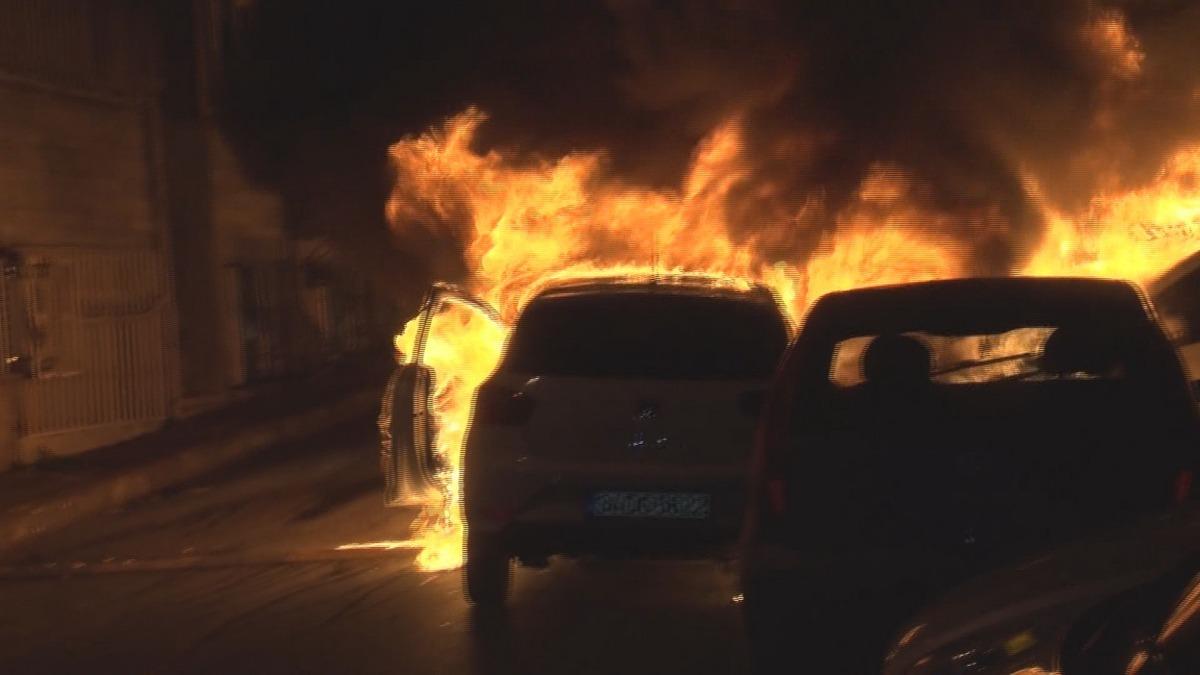 Yer: İstanbul! 9 ara&ccedil; kundaklandı sokak savaş alanına d&ouml;nd&uuml;