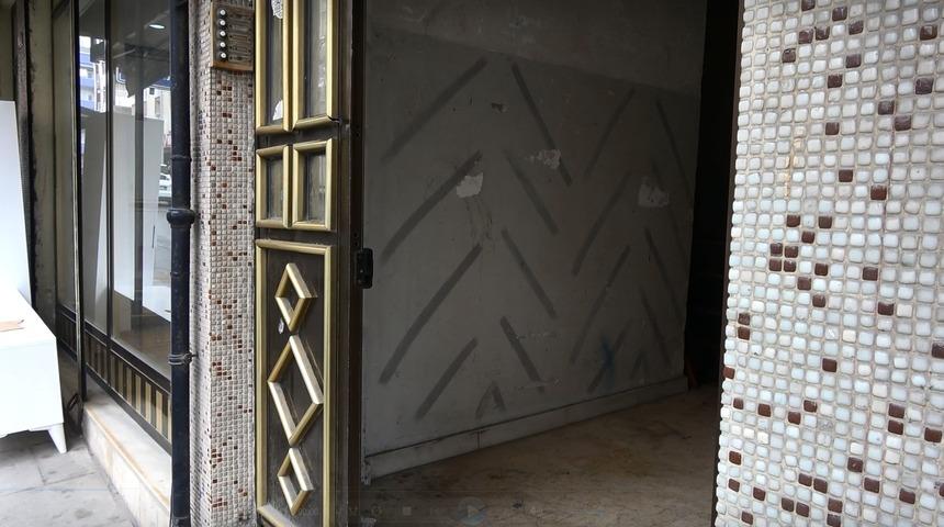 B&ouml;yle hırsızlık g&ouml;r&uuml;lmedi! G&uuml;peg&uuml;nd&uuml;z apartman kapısını &ccedil;aldılar