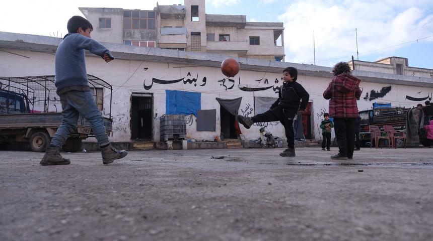 Suriye'de savaştan ka&ccedil;an 75 aile hapishaneye sığındı