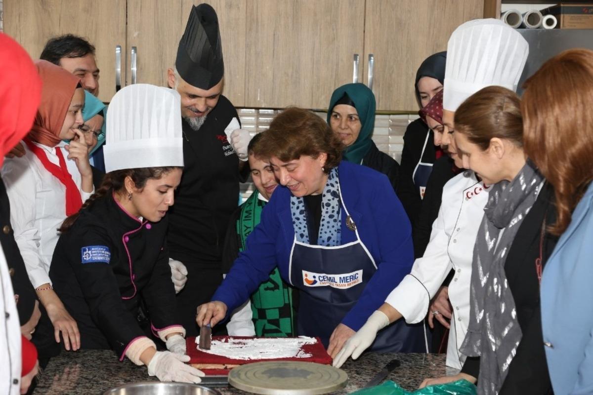 Belediye başkanının eşinden &ouml;zel &ccedil;ocuklara yoğun ilgi