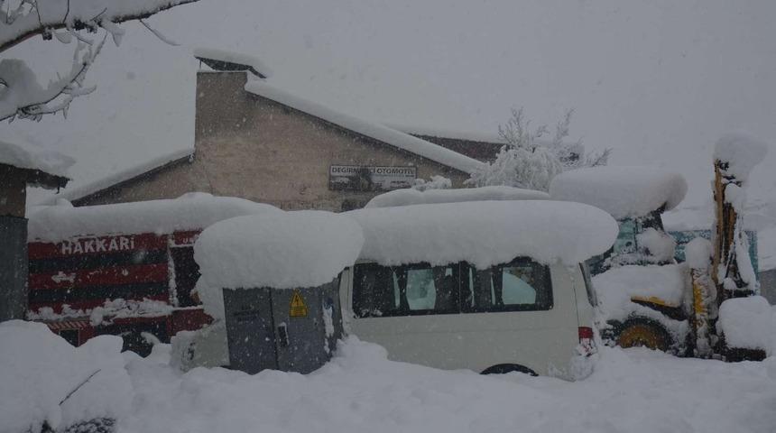 Hakkari’de 53 yerleşim yeri ulaşıma kapandı