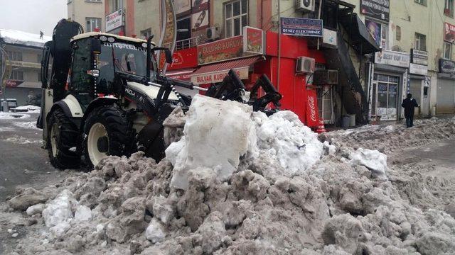 Hakkari’de karla mücadele çalışması sürüyor