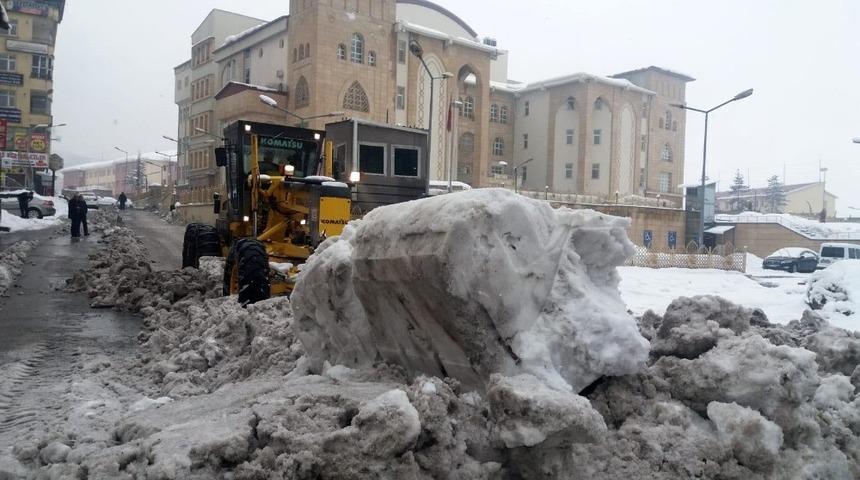 Hakkari&rsquo;de karla m&uuml;cadele &ccedil;alışması s&uuml;r&uuml;yor