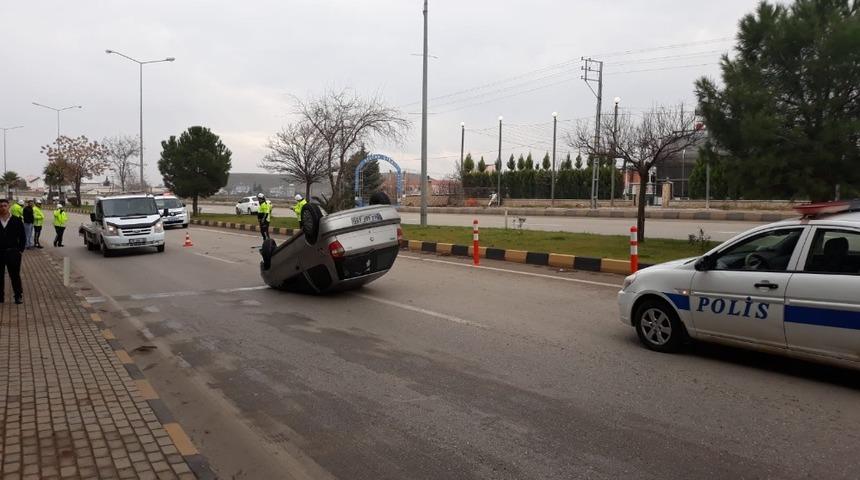 Kilis&rsquo;te otomobilin devrilmesi sonucu 2 kişi yaralandı