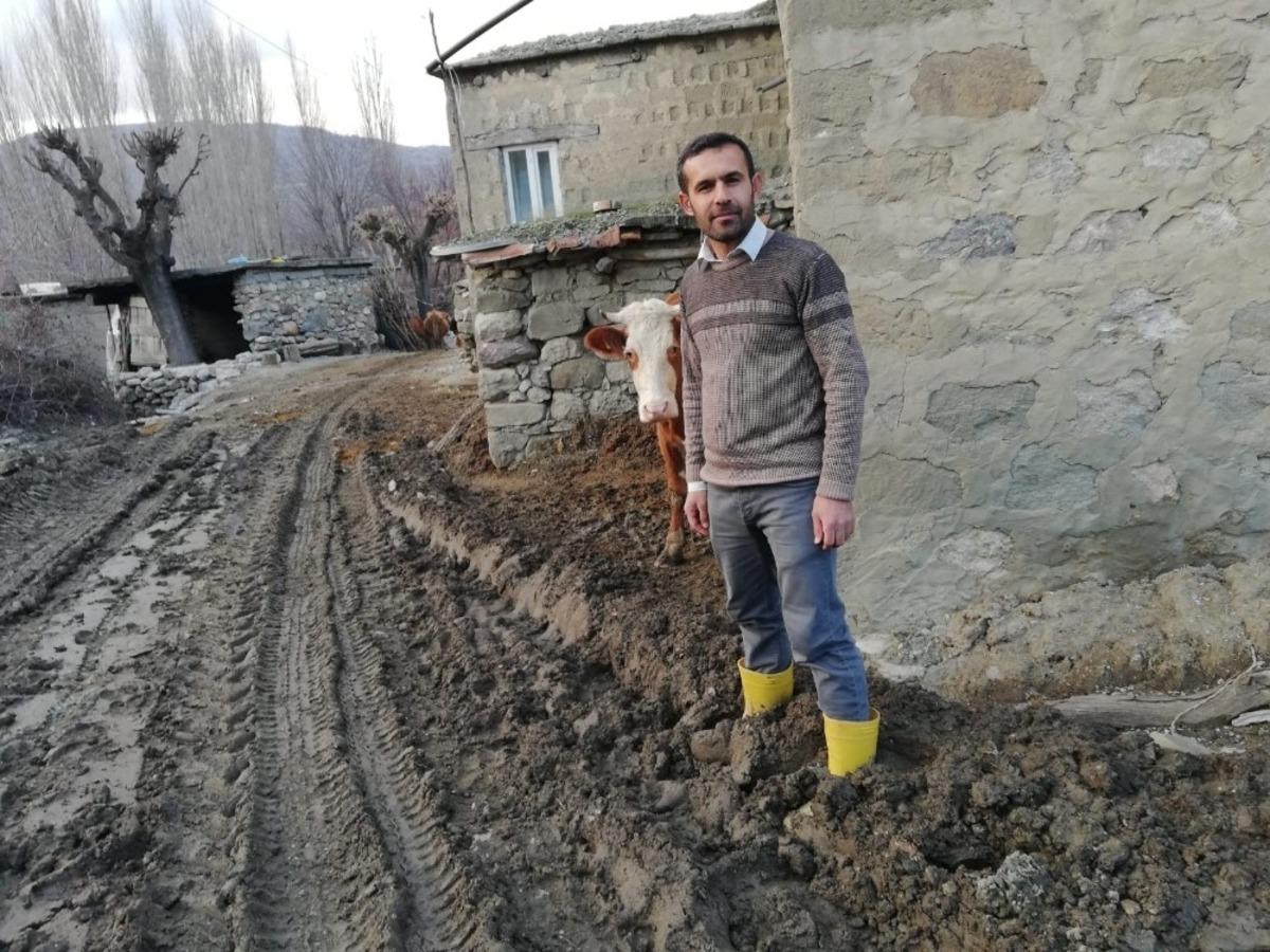 K&ouml;y halkı &ccedil;amurlu ve bozuk yoldan kurtulmak istiyor