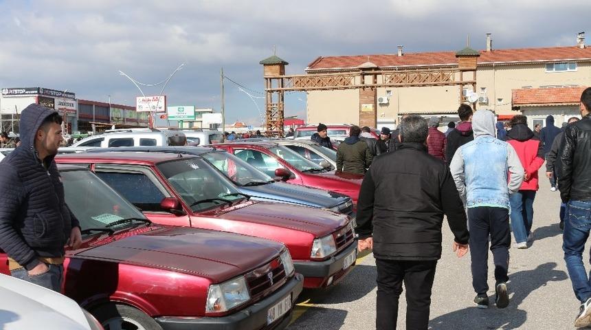 Oto pazarında herkes onlardan şikayetçi