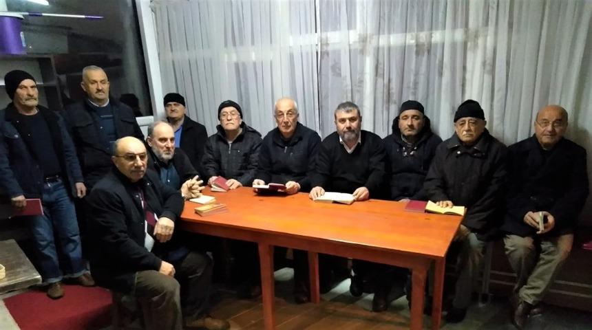 Camii cemaati boş vaktini kitap okuyarak ge&ccedil;iriyor