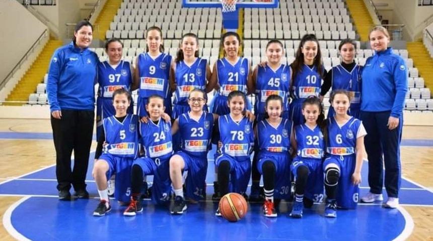 Yunusemreli basketbolcular galibiyet serisini s&uuml;rd&uuml;rd&uuml;