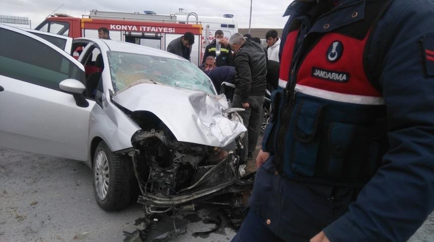 Konya&rsquo;da otomobille kamyonet &ccedil;arpıştı: 3 yaralı
