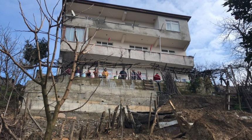 Heyelan nedeniyle 9 kişinin yaşadığı bina boşaltıldı