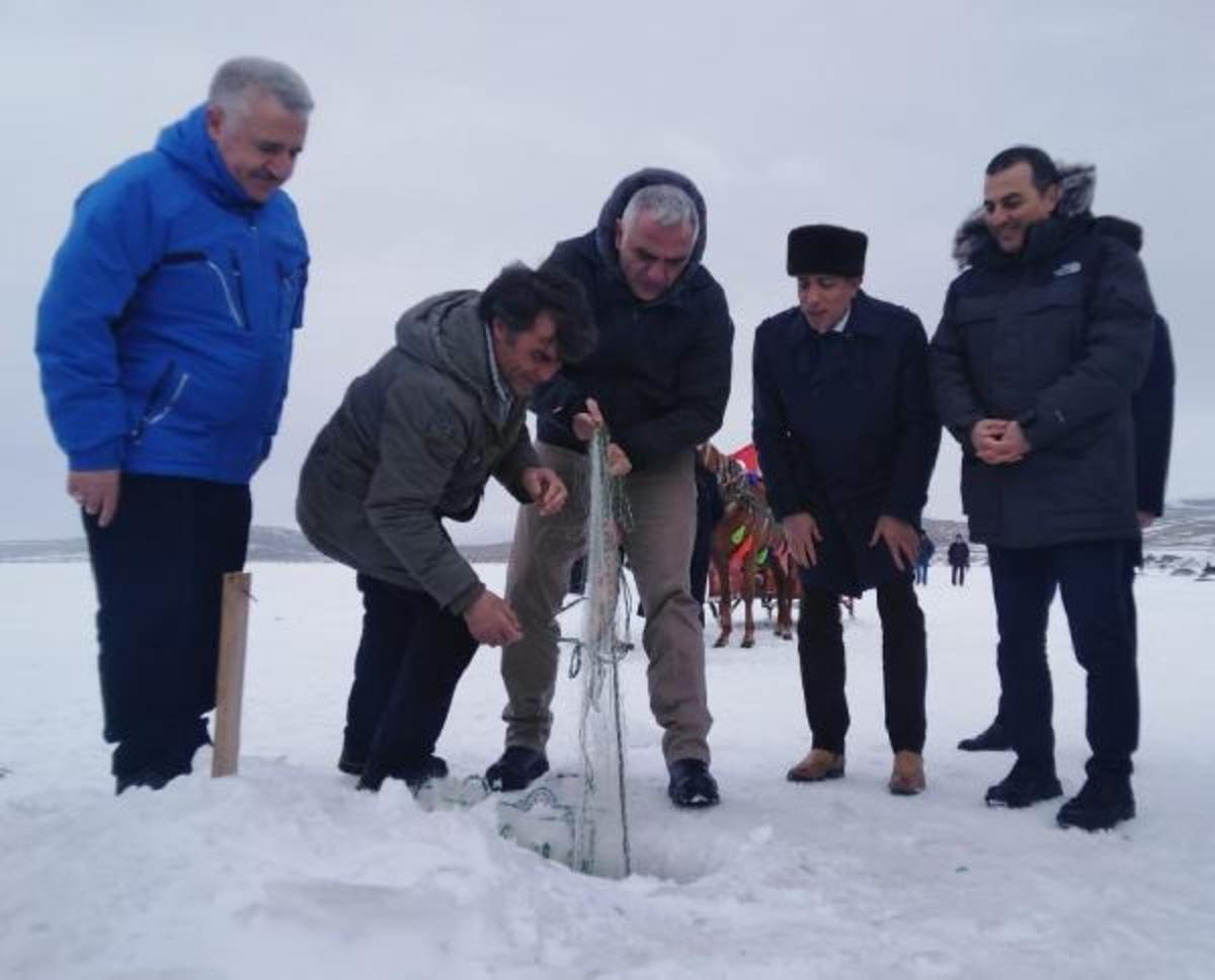 K&uuml;lt&uuml;r ve Turizm Bakanı Mehmet Nuri Ersoy Eskimo usul&uuml; balık avladı