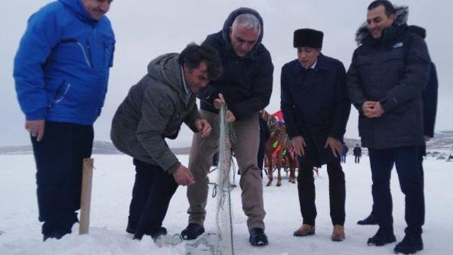 Kültür ve Turizm Bakanı Mehmet Nuri Ersoy Eskimo usulü balık avladı