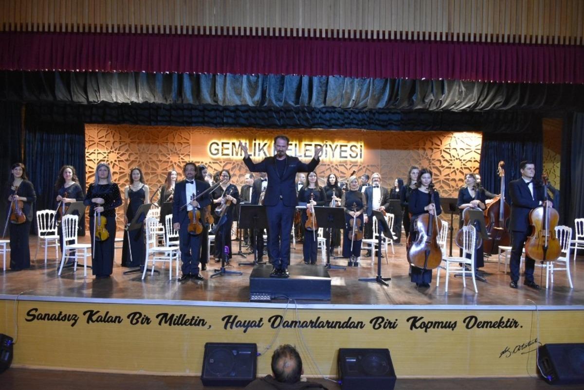 Gemlik&rsquo;te ilk kez senfoni orkestrası sahne aldı