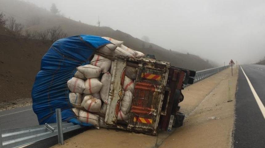 Saman y&uuml;kl&uuml; kamyon devrildi