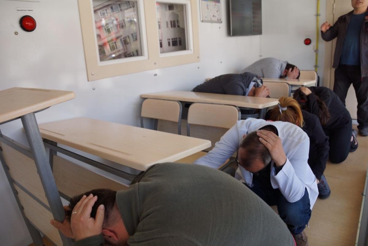 Deprem Similasyon Tırı&rsquo;nda deprem anını yaşadılar