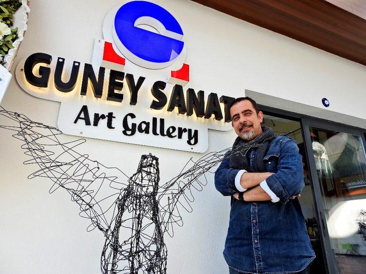 Ödüllü ressam Çeşme’de sanat galerisi açtı G1