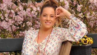 Doğa Rutkay boz ayı heykelinin önünde... 'Çok sevdim bu fikri!'