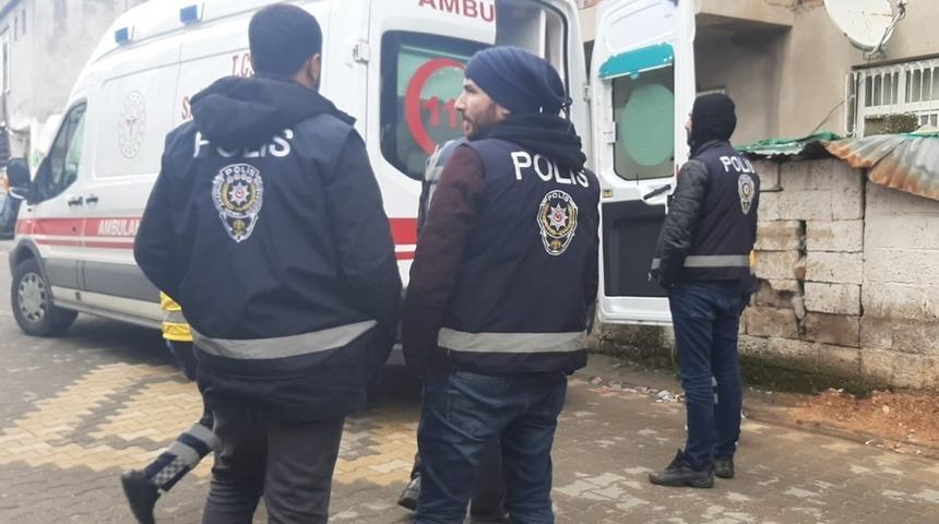 Kendisine zarar veren genç kız hastaneye kaldırıldı