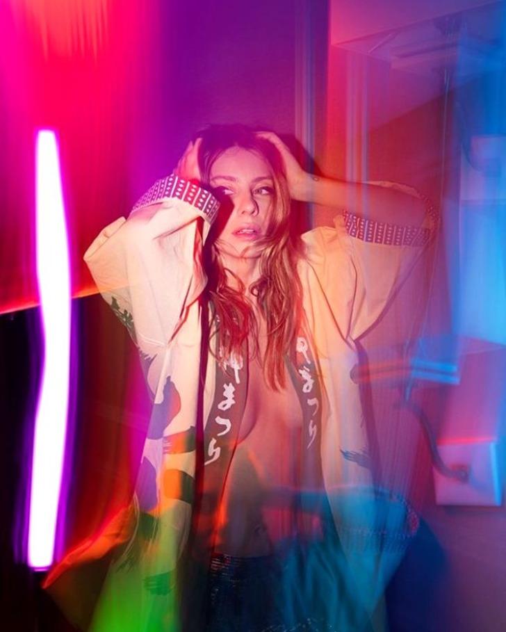 Tuba Ünsal'dan sütyensiz poz!  G4