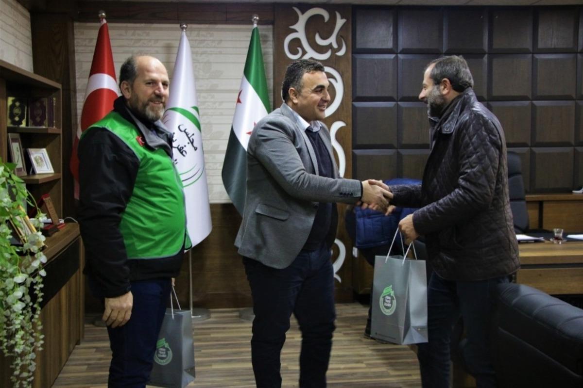 Afrin&rsquo;de y&uuml;reklere dokunan belediye başkanı