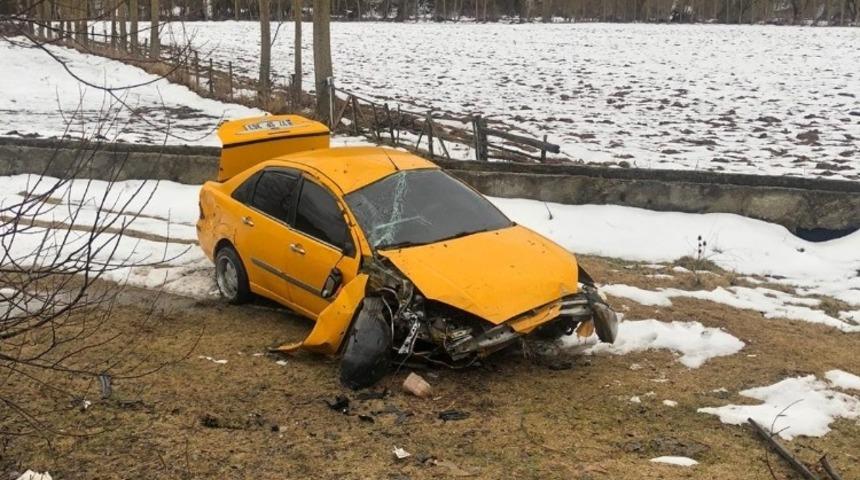 Kayganlaşan yolda duramayan ara&ccedil; şarampole u&ccedil;tu