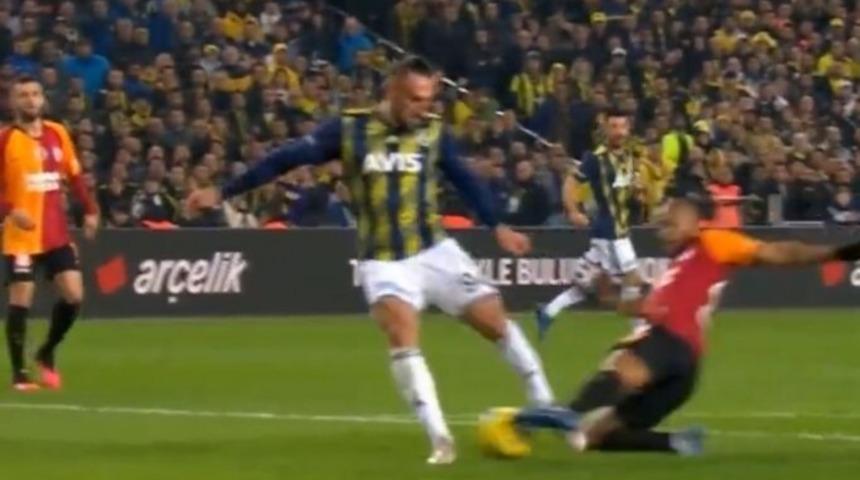 Fenerbahçe - Galatasaray maçında tartışmalı penaltı pozisyonu