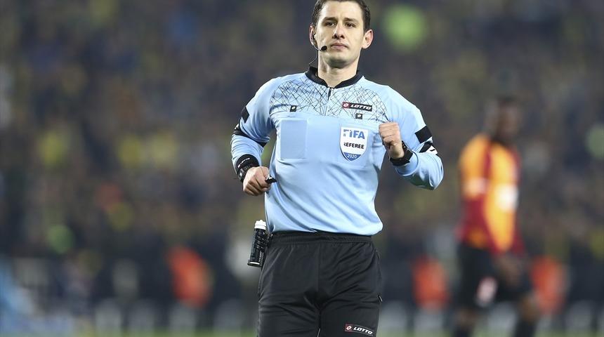 Fenerbah&ccedil;e - Galatasaray derbisinde kartlar havada u&ccedil;uştu!