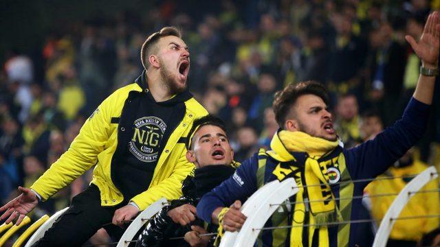 Fenerbahçe taraftaları takımlarına tepki gösterdi.