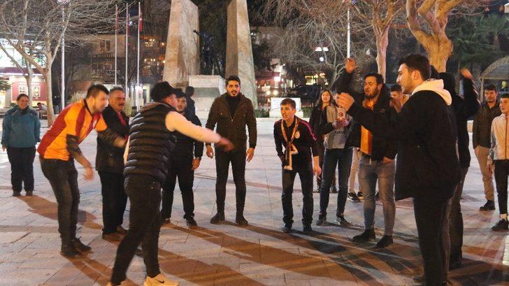 Taraftar grupları arasındaki gerginliği polisin müdahalesi önledi G1