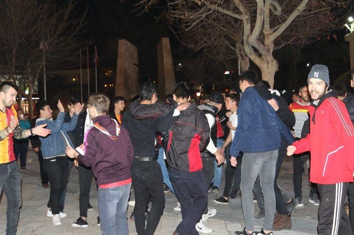 Taraftar grupları arasındaki gerginliği polisin müdahalesi önledi G2
