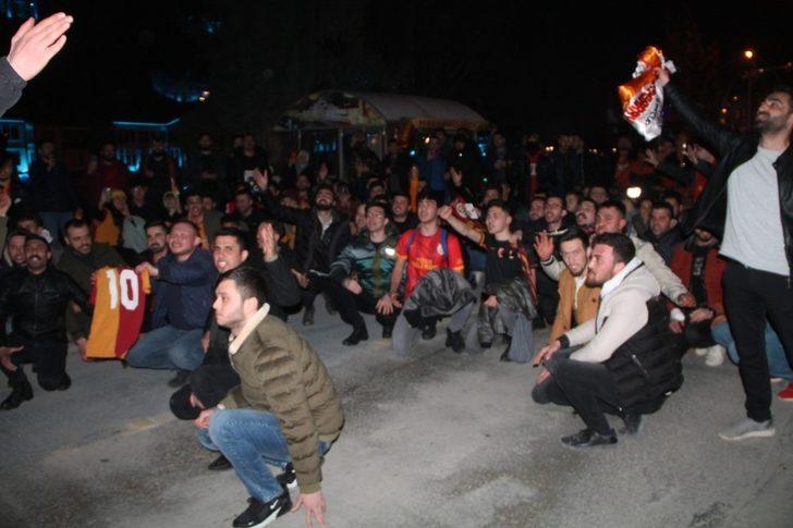 Galatasaray taraftarları galibiyeti doyasıya kutladı G3