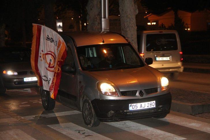Galatasaray taraftarları galibiyeti doyasıya kutladı G4