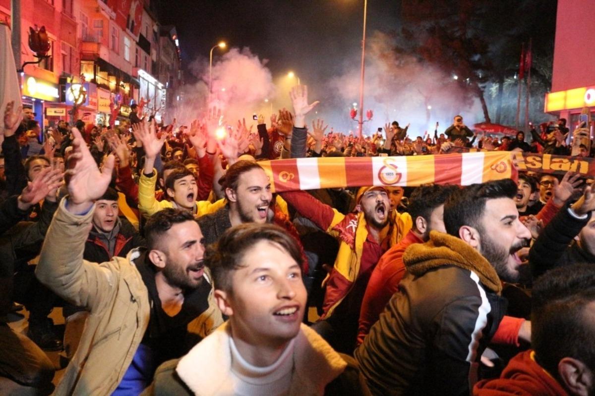 Galatasaray&rsquo;ın galibiyeti Uşak&rsquo;ta da coşkuyla kutlandı