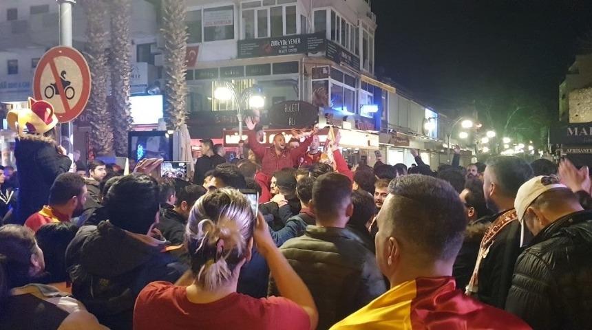 20 sene sonra gelen galibiyet Kuşadası&rsquo;nda coşkuyla kutlandı