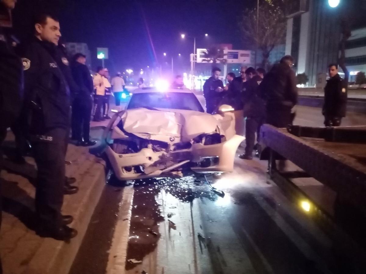 Alkoll&uuml; s&uuml;r&uuml;c&uuml; devriye gezen polis otosuna &ccedil;arptı, polisler &ouml;l&uuml;mden d&ouml;nd&uuml;