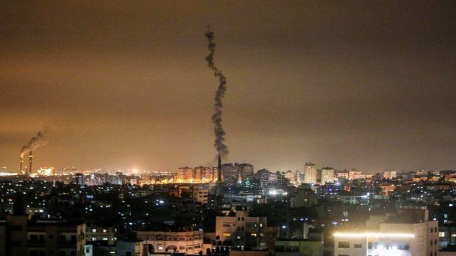 İsrail, Gazze Şeridi'nden en az 20 roket fırlatıldığını söyledi.