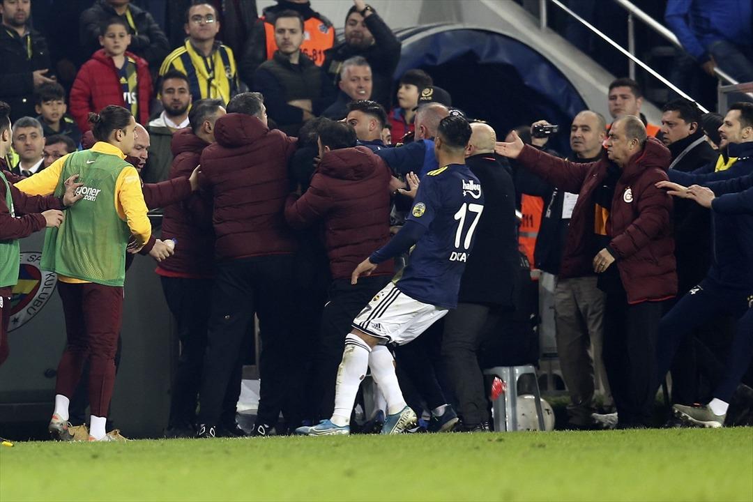 Fenerbah&ccedil;e-Galatasaray derbisinde şok kavga