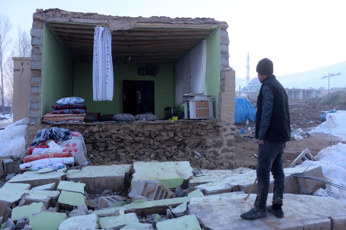 İki depremin yaşandığı k&ouml;yde sağlam ev kalmadı