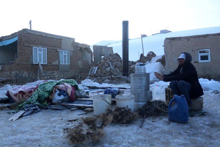 İki depremin yaşandığı köyde sağlam ev kalmadı G3