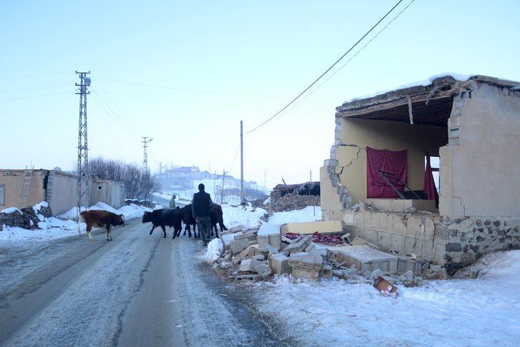 İki depremin yaşandığı köyde sağlam ev kalmadı G5