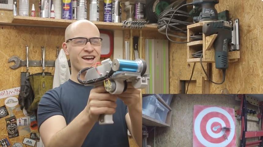 Mühendis Youtuber, 200 km hızında iskambil kağıdı fırlatabilen bir silah geliştirdi