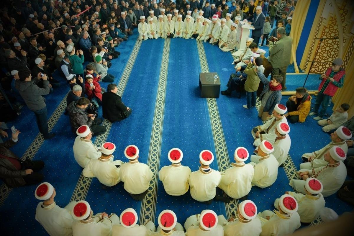 Erzincanlı hafızlara d&uuml;zenlenen merasimle icazetleri verildi