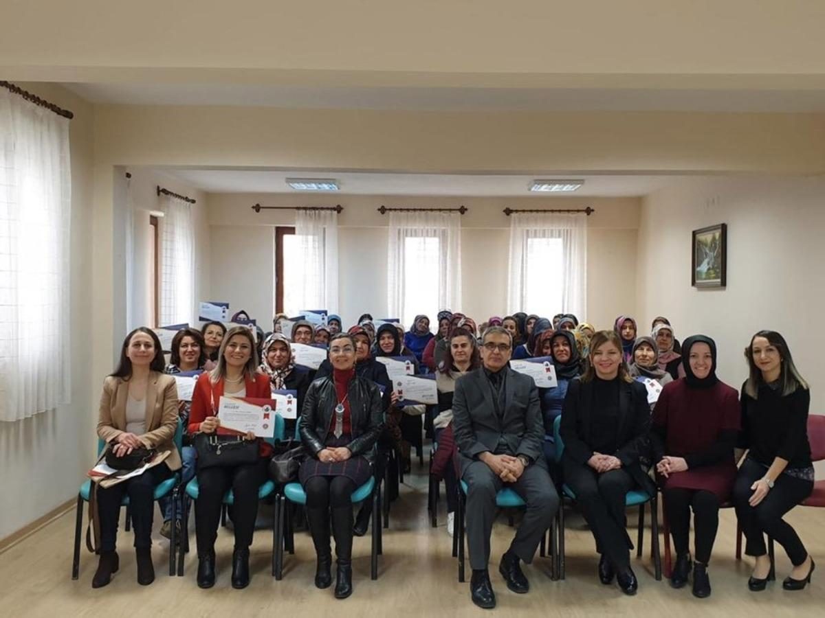 Menopoz Okulu &ouml;ğrencileri sertifikalarını aldı