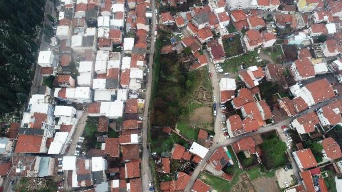 Zindan Kapı'nın surlarının &uuml;zerine ev yapmışlar